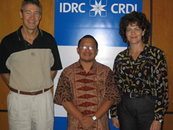 Dr Onno Purbo with Chris Morris(ISTC) and Heloise Emdon(IDRC)